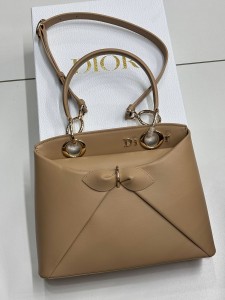 Женская сумка Christian Dior бежевая Женская сумка Christian Dior бежевая