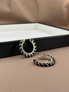 Женские серьги Chanel Женские серьги Chanel