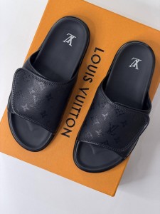 Мужские шлепанцы Louis Vuitton черные Мужские шлепанцы Louis Vuitton черные