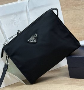 ЧЕРНЫЙ КЛАТЧ PRADA ИЗ НЕЙЛОНА ЧЕРНЫЙ КЛАТЧ PRADA ИЗ НЕЙЛОНА