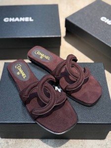 ЖЕНСКИЕ ЗАМШЕВЫЕ ШЛЕПАНЦЫ CHANEL ШОКОЛАДНЫЕ ЖЕНСКИЕ ЗАМШЕВЫЕ ШЛЕПАНЦЫ CHANEL ШОКОЛАДНЫЕ