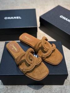 ЖЕНСКИЕ ЗАМШЕВЫЕ ШЛЕПАНЦЫ CHANEL КОРИЧНЕВЫЕ ЖЕНСКИЕ ЗАМШЕВЫЕ ШЛЕПАНЦЫ CHANEL КОРИЧНЕВЫЕ