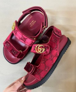 ЖЕНСКИЕ САНДАЛИИ ИЗ БАРХАТА GUCCI GG БОРДОВЫЕ ЖЕНСКИЕ САНДАЛИИ ИЗ БАРХАТА GUCCI GG БОРДОВЫЕ
