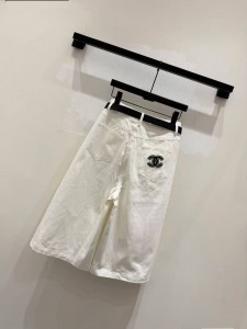 ЖЕНСКИЕ ДЖИНСОВЫЕ ШОРТЫ CHANEL БЕЛЫЕ ЖЕНСКИЕ ДЖИНСОВЫЕ ШОРТЫ CHANEL БЕЛЫЕ