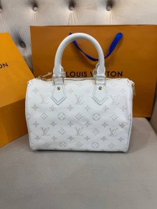 ЖЕНСКАЯ СУМКА LOUIS VUITTON БЕЛАЯ ЖЕНСКАЯ СУМКА LOUIS VUITTON БЕЛАЯ