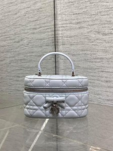 ЖЕНСКАЯ КОСМЕТИЧКА CHRISTIAN DIOR БЕЛАЯ ЖЕНСКАЯ КОСМЕТИЧКА CHRISTIAN DIOR БЕЛАЯ