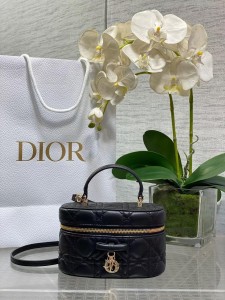 ЖЕНСКАЯ КОСМЕТИЧКА CHRISTIAN DIOR ЧЕРНАЯ ЖЕНСКАЯ КОСМЕТИЧКА CHRISTIAN DIOR ЧЕРНАЯ