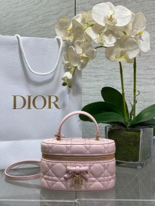 ЖЕНСКАЯ КОСМЕТИЧКА CHRISTIAN DIOR РОЗОВАЯ ЖЕНСКАЯ КОСМЕТИЧКА CHRISTIAN DIOR РОЗОВАЯ