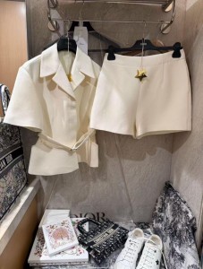 ЖЕНСКИЙ КОСТЮМ С ШОРТАМИ CHRISTIAN DIOR БЕЛЫЙ ЖЕНСКИЙ КОСТЮМ С ШОРТАМИ CHRISTIAN DIOR БЕЛЫЙ