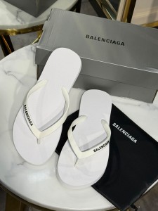 ЖЕНСКИЕ ШЛЕПАНЦЫ BALENCIAGA БЕЛЫЕ ЖЕНСКИЕ ШЛЕПАНЦЫ BALENCIAGA БЕЛЫЕ