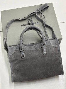 ЖЕНСКАЯ ЗАМШЕВАЯ СУМКА BALENCIAGA 30 СМ СЕРАЯ ЖЕНСКАЯ ЗАМШЕВАЯ СУМКА BALENCIAGA 30 СМ СЕРАЯ