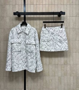 ЖЕНСКИЙ ТВИДОВЫЙ КОСТЮМ CHANEL БЕЛЫЙ ЖЕНСКИЙ ТВИДОВЫЙ КОСТЮМ CHANEL БЕЛЫЙ