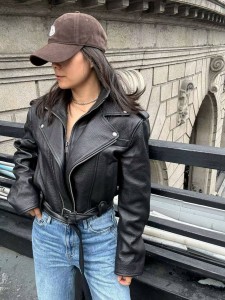 ЖЕНСКАЯ КОЖАНАЯ КУРТКА КОСУХА SAINT LAURENT ЧЕРНАЯ ЖЕНСКАЯ КОЖАНАЯ КУРТКА КОСУХА SAINT LAURENT ЧЕРНАЯ