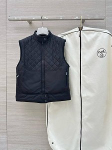 ЖЕНСКАЯ ЖИЛЕТКА HERMES ЧЕРНАЯ ЖЕНСКАЯ ЖИЛЕТКА HERMES ЧЕРНАЯ