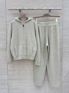 ЖЕНСКИЙ КАШЕМИРОВЫЙ КОСТЮМ LORO PIANA ЖЕНСКИЙ КАШЕМИРОВЫЙ КОСТЮМ LORO PIANA