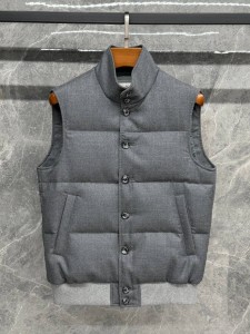 МУЖСКАЯ ЖИЛЕТКА BRUNELLO CUCINELLI СЕРАЯ МУЖСКАЯ ЖИЛЕТКА BRUNELLO CUCINELLI СЕРАЯ