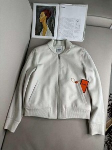 ЖЕНСКАЯ КОЖАНАЯ КУРТКА HERMES БЕЛАЯ ЖЕНСКАЯ КОЖАНАЯ КУРТКА HERMES БЕЛАЯ