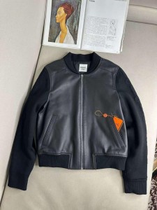 ЖЕНСКАЯ КОЖАНАЯ КУРТКА HERMES ЧЕРНАЯ ЖЕНСКАЯ КОЖАНАЯ КУРТКА HERMES ЧЕРНАЯ