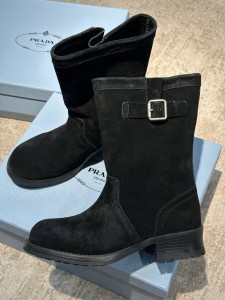 ЖЕНСКИЕ ЗАМШЕВЫЕ БОТИНКИ PRADA ЧЕРНЫЕ ЖЕНСКИЕ ЗАМШЕВЫЕ БОТИНКИ PRADA ЧЕРНЫЕ