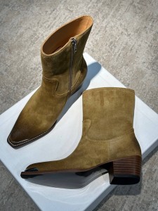 ЖЕНСКИЕ ЗАМШЕВЫЕ КАЗАКИ CELINE КОРИЧНЕВЫЕ ЖЕНСКИЕ ЗАМШЕВЫЕ КАЗАКИ CELINE КОРИЧНЕВЫЕ