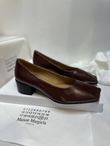 ЖЕНСКИЕ КОЖАНЫЕ ТУФЛИ MAISON MARGIELA ШОКОЛАДНЫЕ ЖЕНСКИЕ КОЖАНЫЕ ТУФЛИ MAISON MARGIELA ШОКОЛАДНЫЕ