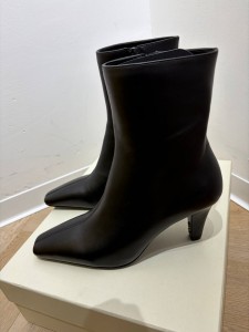 ЖЕНСКИЕ КОЖАНЫЕ БОТИЛЬОНЫ SAINT LAURENT ЧЕРНЫЕ ЖЕНСКИЕ КОЖАНЫЕ БОТИЛЬОНЫ SAINT LAURENT ЧЕРНЫЕ