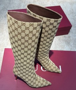 БЕЖЕВЫЕ САПОГИ ИЗ ТЕКСТИЛЯ GUCCI НА ВЫСОКОМ КАБЛУКЕ БЕЖЕВЫЕ САПОГИ ИЗ ТЕКСТИЛЯ GUCCI НА ВЫСОКОМ КАБЛУКЕ
