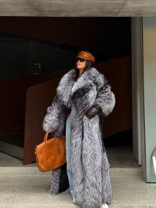 ЖЕНСКАЯ ШУБА ИЗ МЕХА ЧЕРНОБУРКИ SAINT LAURENT ЖЕНСКАЯ ШУБА ИЗ МЕХА ЧЕРНОБУРКИ SAINT LAURENT