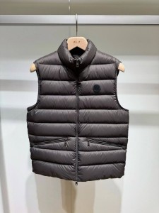 МУЖСКАЯ ЖИЛЕТКА MONCLER ШОКОЛАДНАЯ МУЖСКАЯ ЖИЛЕТКА MONCLER ШОКОЛАДНАЯ