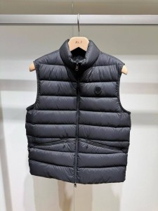 МУЖСКАЯ ЖИЛЕТКА MONCLER ЧЕРНАЯ МУЖСКАЯ ЖИЛЕТКА MONCLER ЧЕРНАЯ