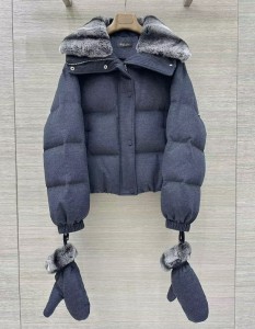 ЖЕНСКИЙ КОРОТКИЙ ПУХОВИК LORO PIANA СЕРЫЙ С ОТДЕЛКОЙ ИЗ МЕХА ЖЕНСКИЙ КОРОТКИЙ ПУХОВИК LORO PIANA СЕРЫЙ С ОТДЕЛКОЙ ИЗ МЕХА