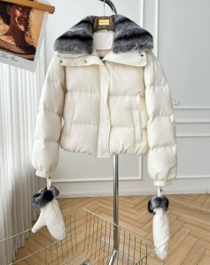 ЖЕНСКИЙ КОРОТКИЙ ПУХОВИК LORO PIANA БЕЛЫЙ С ОТДЕЛКОЙ ИЗ МЕХА ЖЕНСКИЙ КОРОТКИЙ ПУХОВИК LORO PIANA БЕЛЫЙ С ОТДЕЛКОЙ ИЗ МЕХА