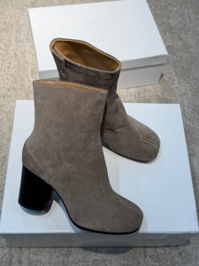 ЖЕНСКИЕ ЗАМШЕВЫЕ БОТИЛЬОНЫ MAISON MARGIELA СЕРЫЕ ЖЕНСКИЕ ЗАМШЕВЫЕ БОТИЛЬОНЫ MAISON MARGIELA СЕРЫЕ