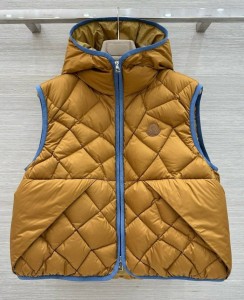 ЖЕНСКИЙ ЖИЛЕТ MONCLER СВЕТЛО-КОРИЧНЕВЫЙ ЖЕНСКИЙ ЖИЛЕТ MONCLER СВЕТЛО-КОРИЧНЕВЫЙ