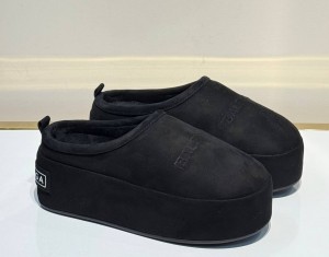 ЖЕНСКИЕ ЗАМШЕВЫЕ МЮЛИ BALENCIAGA ЧЕРНЫЕ С МЕХОМ ЖЕНСКИЕ ЗАМШЕВЫЕ МЮЛИ BALENCIAGA ЧЕРНЫЕ С МЕХОМ