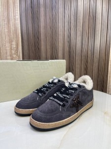 ЖЕНСКИЕ ЗАМШЕВЫЕ КЕДЫ С МЕХОМ GOLDEN GOOSE ЖЕНСКИЕ ЗАМШЕВЫЕ КЕДЫ С МЕХОМ GOLDEN GOOSE