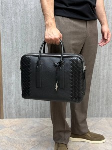 МУЖСКОЙ ЧЕРНЫЙ КОЖАНЫЙ ПОРТФЕЛЬ BOTTEGA VENETA МУЖСКОЙ ЧЕРНЫЙ КОЖАНЫЙ ПОРТФЕЛЬ BOTTEGA VENETA